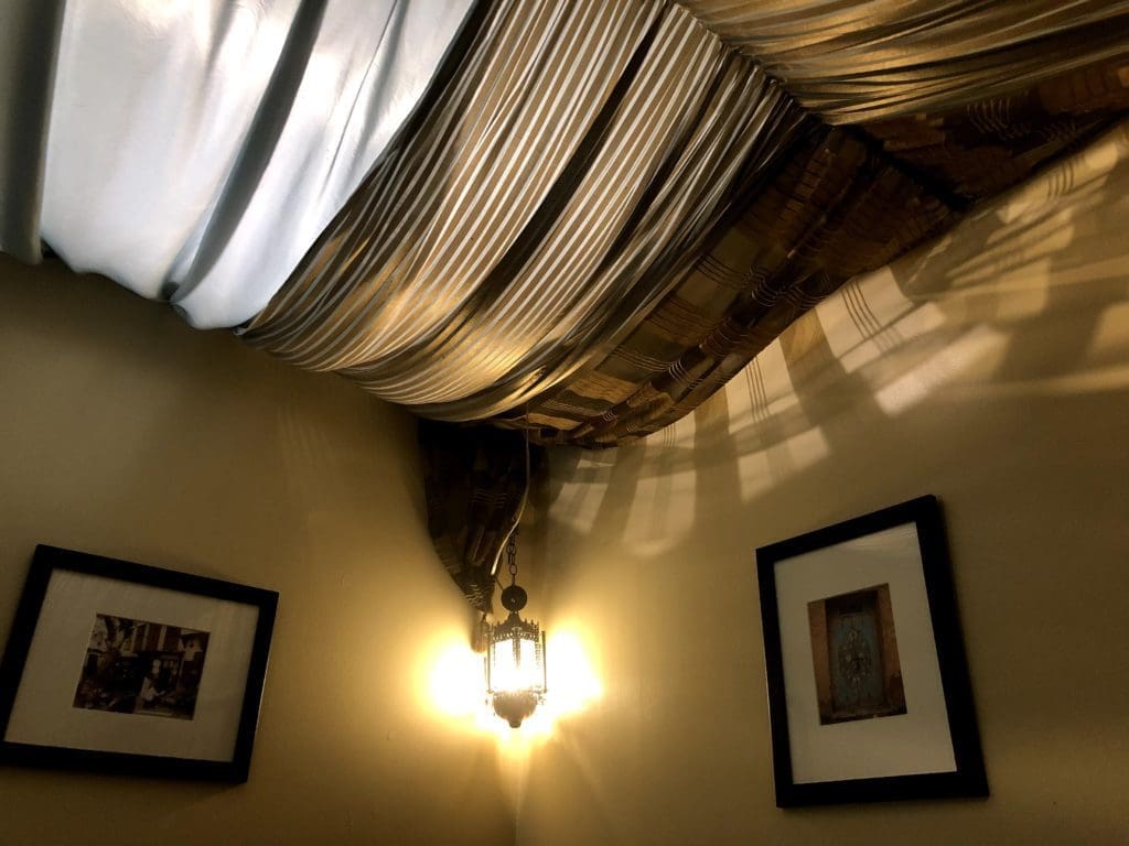 Interior ceiling and decor at Shokran